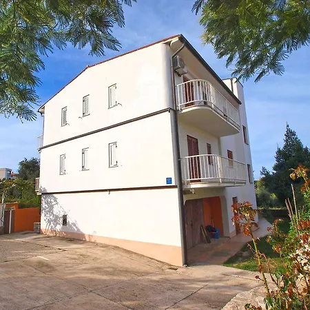 By The Sea 750 Apartment